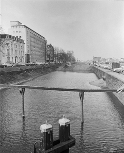 46050 Gezicht op de Stadsbuitengracht te Utrecht, vanaf de Willemsbrug, tijdens de demping van de gracht, met op de ...